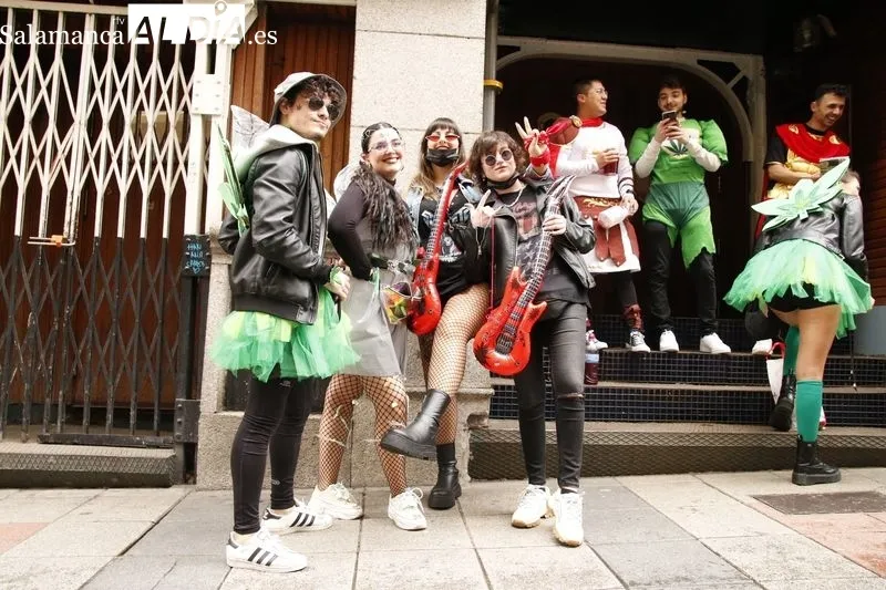 Grupos de jóvenes disfrazados, en el centro de Salamanca, con motivo de las fiestas de la Facultad de Ciencias Sociales. Foto de David Sañudo