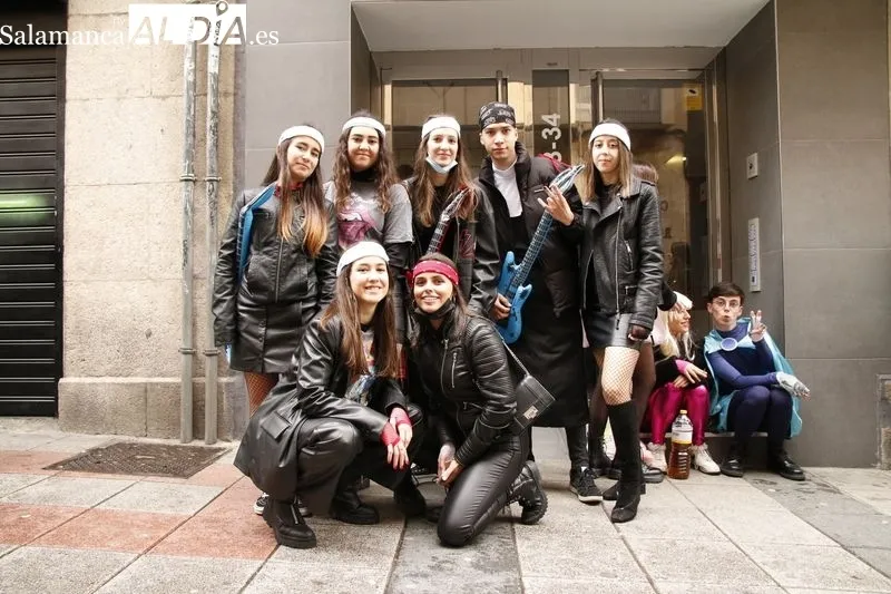 Grupos de jóvenes disfrazados, en el centro de Salamanca, con motivo de las fiestas de la Facultad de Ciencias Sociales. Foto de David Sañudo