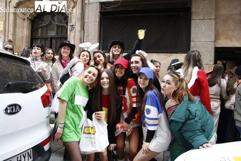 Grupos de jóvenes disfrazados, en el centro de Salamanca, con motivo de las fiestas de la Facultad de Ciencias Sociales. Foto de David Sañudo