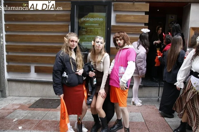 Grupos de jóvenes disfrazados, en el centro de Salamanca, con motivo de las fiestas de la Facultad de Ciencias Sociales. Foto de David Sañudo