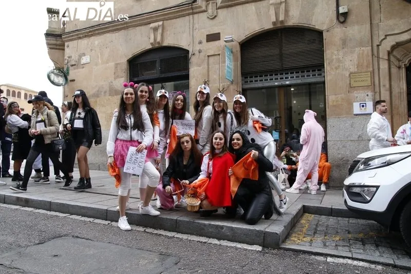 Grupos de jóvenes disfrazados, en el centro de Salamanca, con motivo de las fiestas de la Facultad de Ciencias Sociales. Foto de David Sañudo
