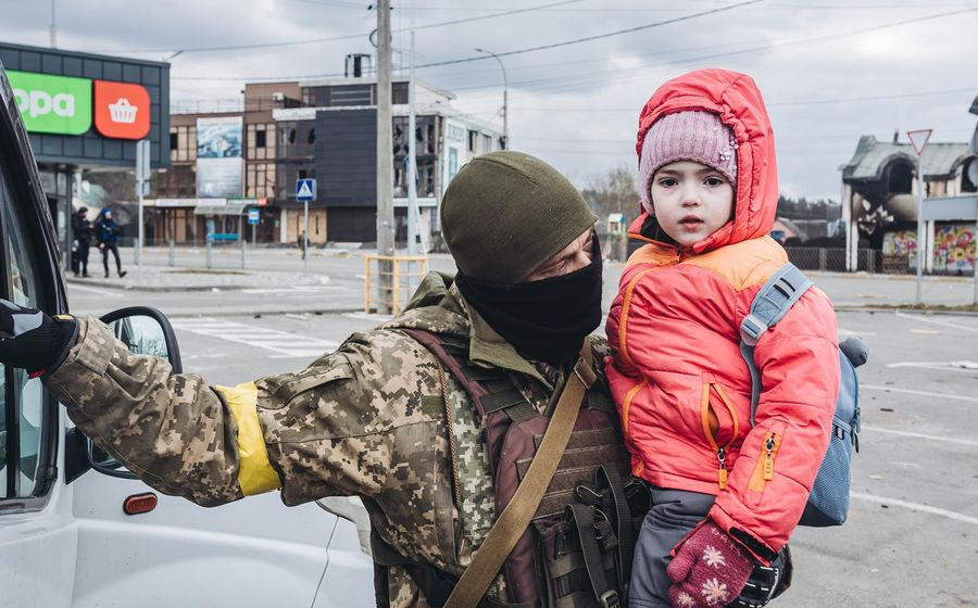 Un soldado ucraniano evacúa a un niño, a 7 de marzo de 2022, en Irpin (Ucrania) | Europa Press