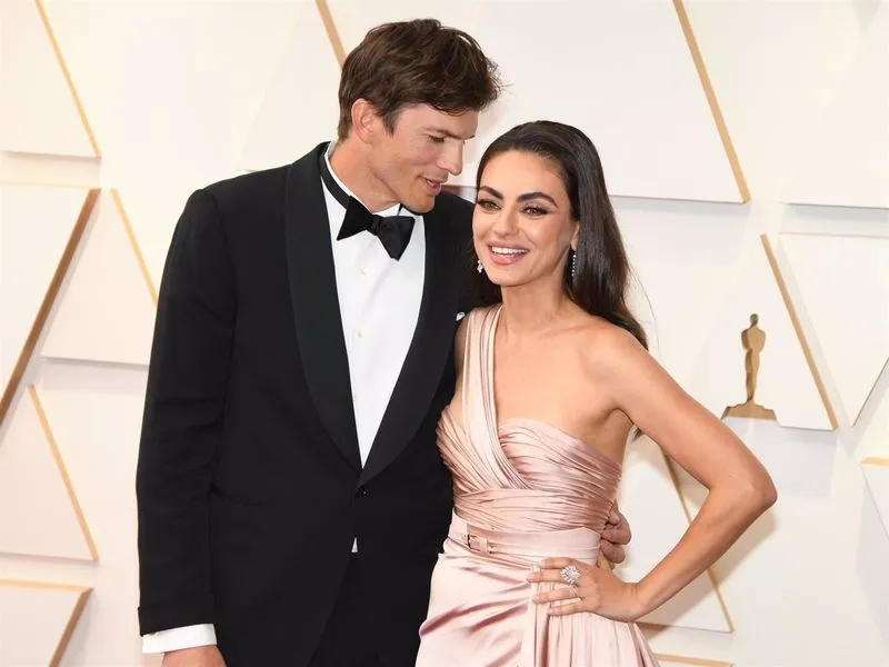 Ashton Kutcher y Mila Kunis, una de las parejas más enamoradas en los Oscar 2022. Foto EP