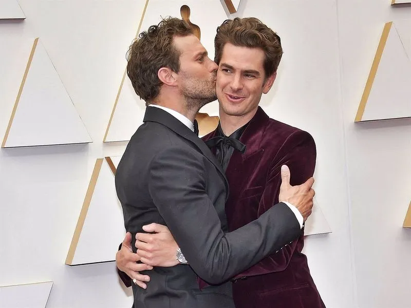 Morimos De Amor! Andrew Garfield Y Jamie Dornan Protagonizan El Momento Más 'Romántico' En La Red Carpet. Foto EP