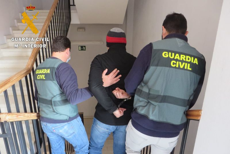 Detención del varón de 30 años, vecino de Pelarrodríguez. Foto Guardia Civil