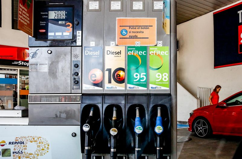 El precio de los combustibles bajará 20 céntimos por litro para todos los conductores, como consecuencia de esta medida del Gobierno. Foto de archivo
