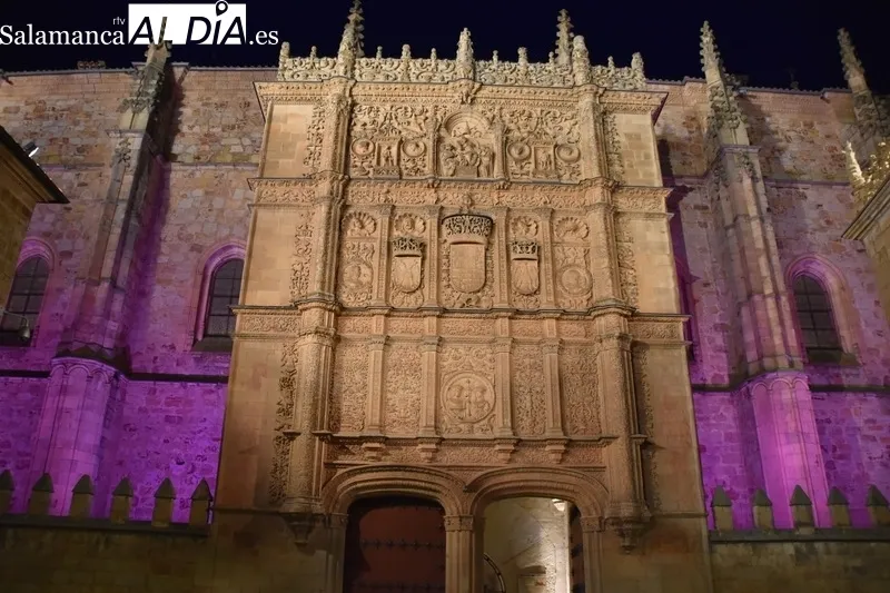 La Fachada Rica de la USAL, iluminada por el Día Internacional de la Mujer. Fotos: Vanesa Martins