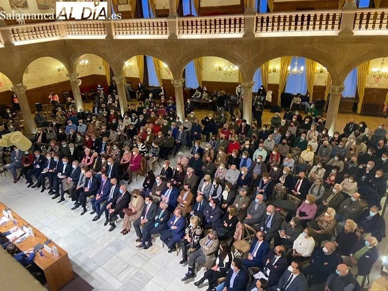 El Casino de Salamanca ha acogido la presentación del libro de Mariano Rajoy, 'Política para adultos'. 