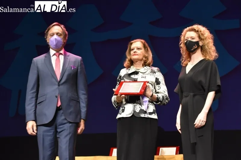 Acto en el Teatro Liceo en el que este 8M se ha reconocido a tres salmantinas por su trayectoria profesional y de servicio público
