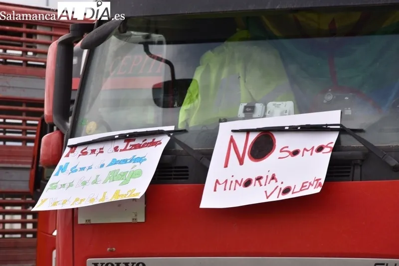Marcha lenta de transportistas este lunes en el polígono de Los Montalvos. Fotos: Vanesa Martins
