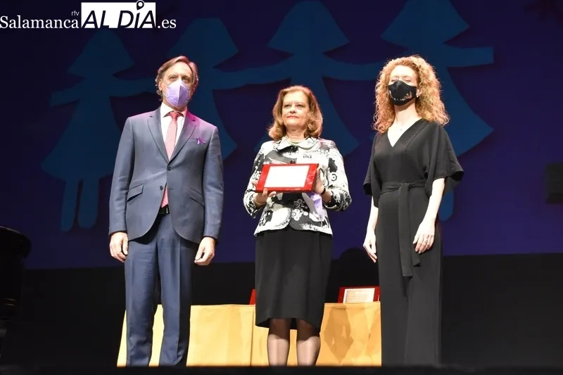 Acto en el Teatro Liceo en el que este 8M se ha reconocido a tres salmantinas por su trayectoria profesional y de servicio público