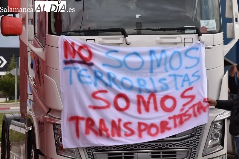 Marcha lenta de transportistas este lunes en el polígono de Los Montalvos. Fotos: Vanesa Martins