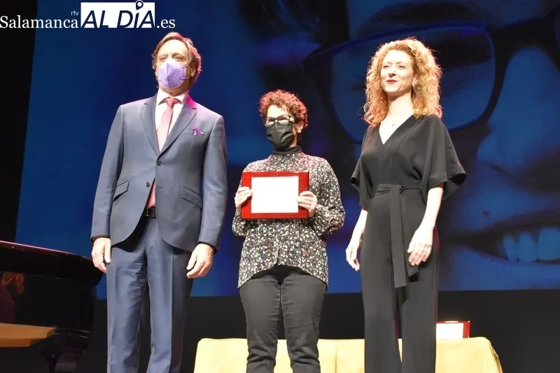 Acto en el Teatro Liceo en el que este 8M se ha reconocido a tres salmantinas por su trayectoria profesional y de servicio público