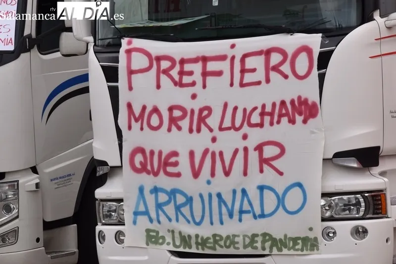 Marcha lenta de transportistas este lunes en el polígono de Los Montalvos. Fotos: Vanesa Martins