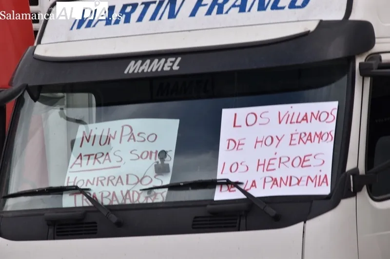 Marcha lenta de transportistas este lunes en el polígono de Los Montalvos. Fotos: Vanesa Martins