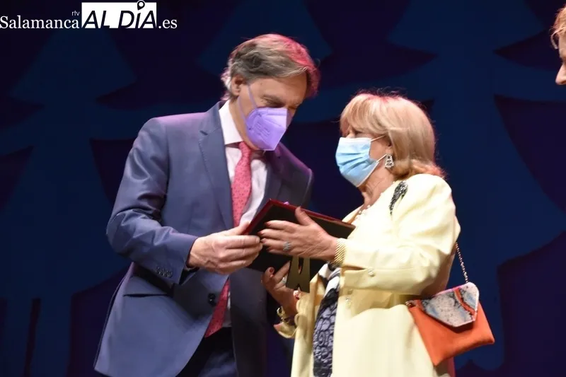Acto en el Teatro Liceo en el que este 8M se ha reconocido a tres salmantinas por su trayectoria profesional y de servicio público
