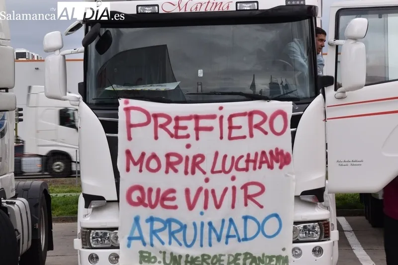 Marcha lenta de transportistas este lunes en el polígono de Los Montalvos. Fotos: Vanesa Martins