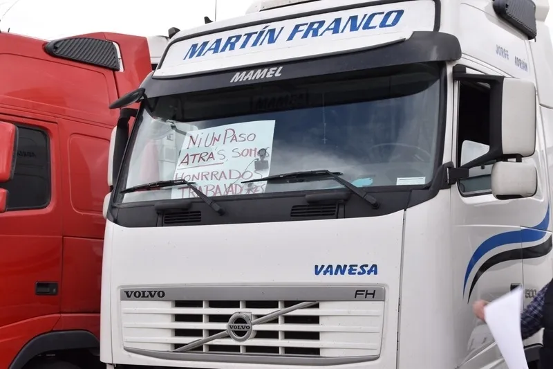 Marcha lenta de transportistas este lunes en el polígono de Los Montalvos. Fotos: Vanesa Martins
