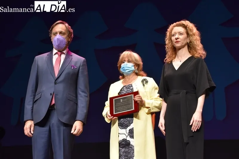 Acto en el Teatro Liceo en el que este 8M se ha reconocido a tres salmantinas por su trayectoria profesional y de servicio público