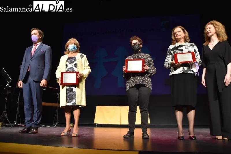 Acto en el Teatro Liceo en el que este 8M se ha reconocido a tres salmantinas por su trayectoria profesional y de servicio público