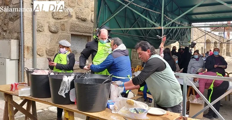 Foto 4 - La Matanza T&iacute;pica de B&eacute;jar esquiva la lluvia en su vuelta a la Muralla