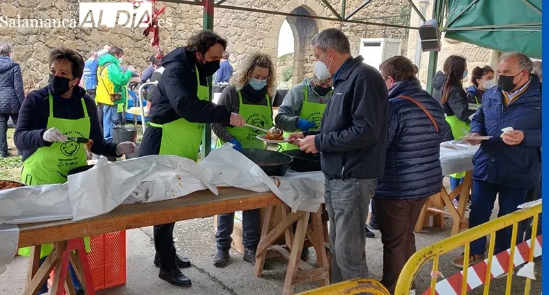 Foto 3 - La Matanza T&iacute;pica de B&eacute;jar esquiva la lluvia en su vuelta a la Muralla