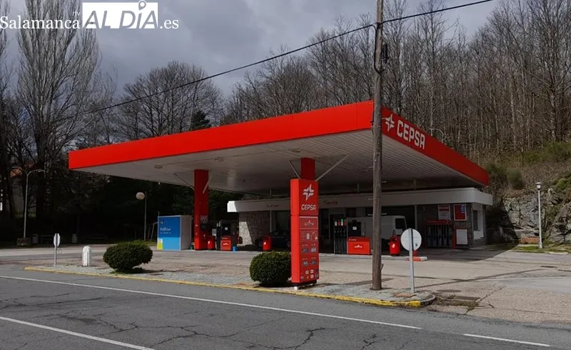 Exterior de la gasolinera del Grupo Prieto en Peñacaballera en la comarca de Béjar | Foto: David Sánchez
