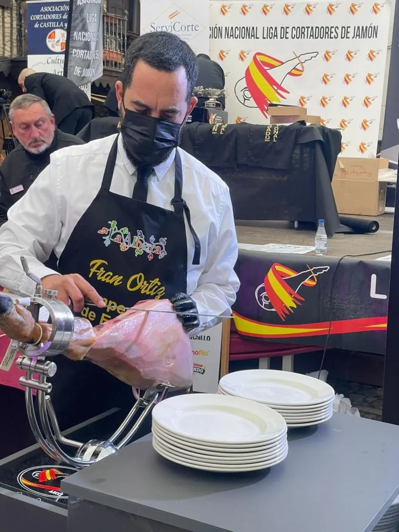 Foto 2 - Jes&uacute;s Garc&iacute;a triunfa en la final del Campeonato de Espa&ntilde;a de Cortadores de Jam&oacute;n de La Alberca
