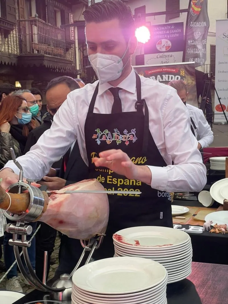 Foto 6 - Jes&uacute;s Garc&iacute;a triunfa en la final del Campeonato de Espa&ntilde;a de Cortadores de Jam&oacute;n de La Alberca