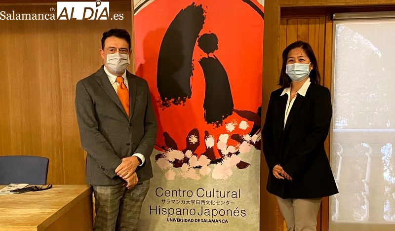 El director del Centro Cultural Hispano Japonés, José Abel Flores, y la coordinadora cultural, Chie Motoki, en la presentación de estas actividades. Foto de Vanesa Martins