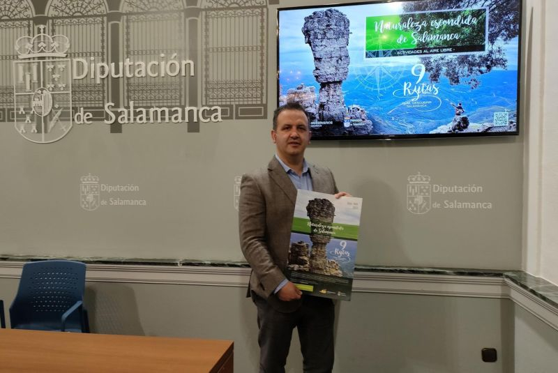 El diputado provincial de Turismo Javier García, con el cartel de propuestas - EP