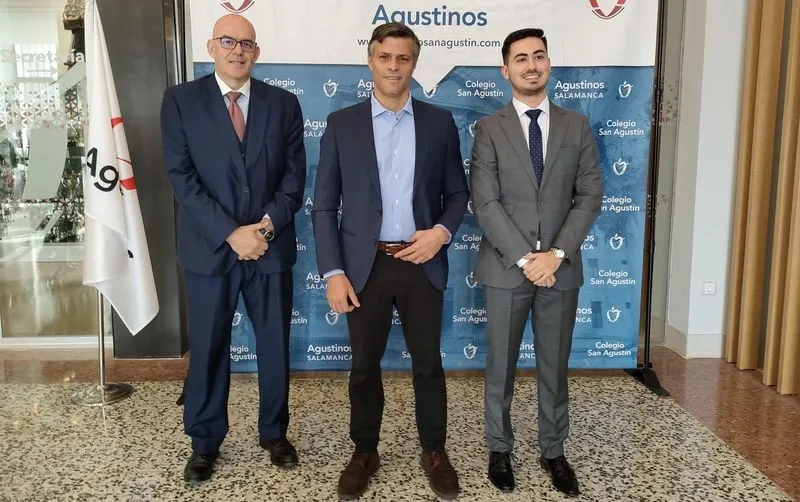 El político venezolano Leopoldo López (centro) junto a representantes del Colegio San Agustín de Salamanca. Foto EP