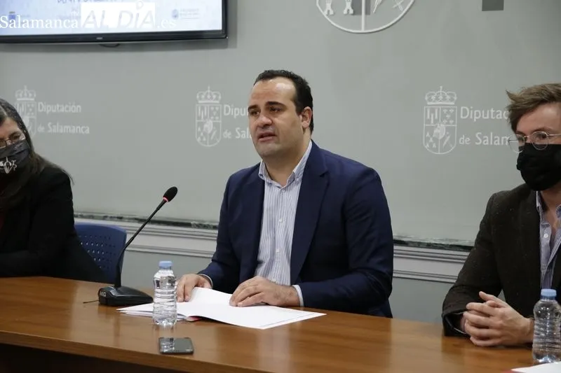 El diputado de Cultura, David Mingo, y la vicerrectora de Calidad y Enseñanza de Grado, María José Rodríguez, presentan la nueva convocatoria del programa “Provincia Universitaria”. Foto de David Sañudo