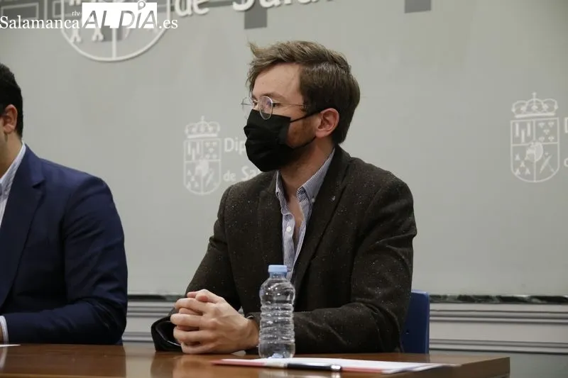 El diputado de Cultura, David Mingo, y la vicerrectora de Calidad y Enseñanza de Grado, María José Rodríguez, presentan la nueva convocatoria del programa “Provincia Universitaria”. Foto de David Sañudo