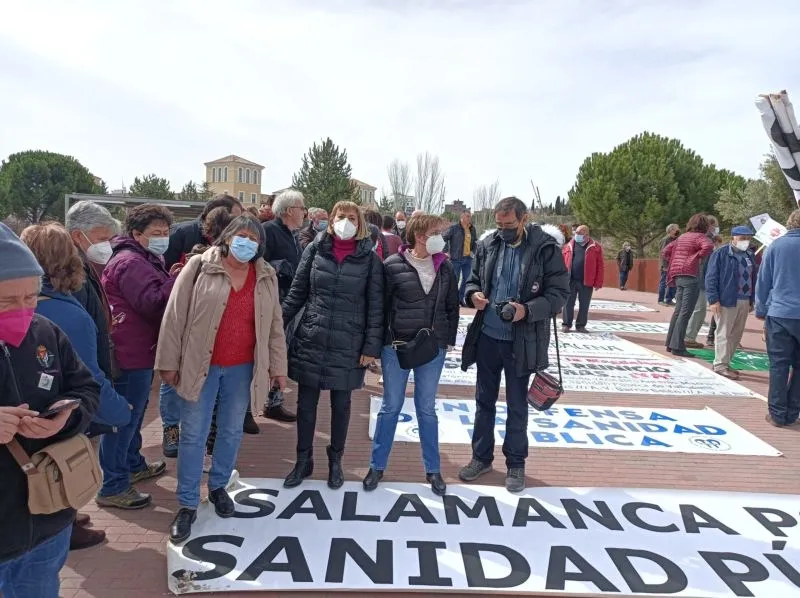 Foto 5 - Numerosos salmantinos se suman a la manifestaci&oacute;n en Valladolid por la Salud P&uacute;blica
