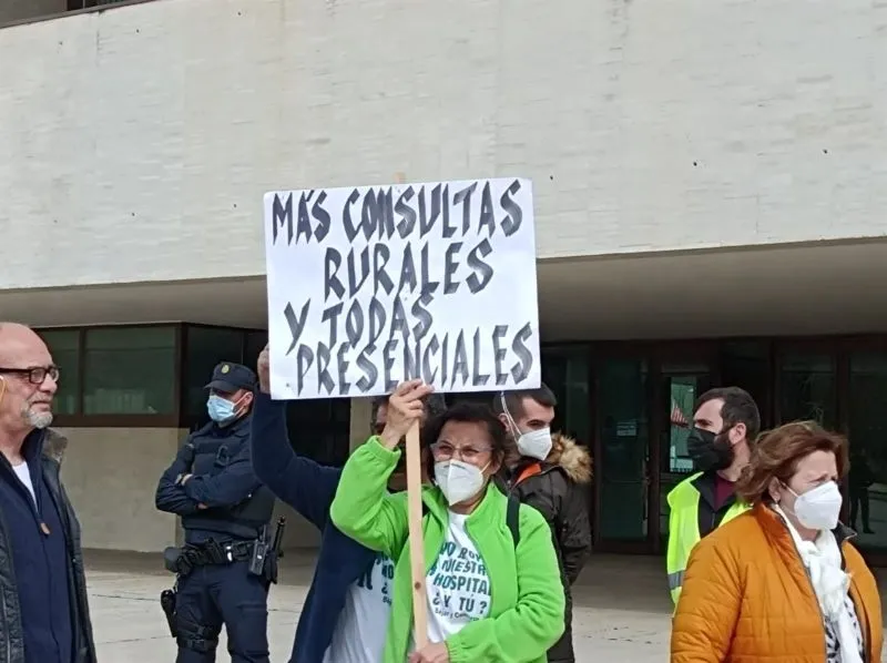 Foto 3 - Numerosos salmantinos se suman a la manifestaci&oacute;n en Valladolid por la Salud P&uacute;blica