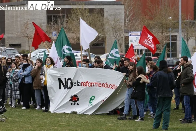 Concentración de estudiantes en el Campus Unamuno, para protestar por las reformas educativas. Fotos de David Sañudo