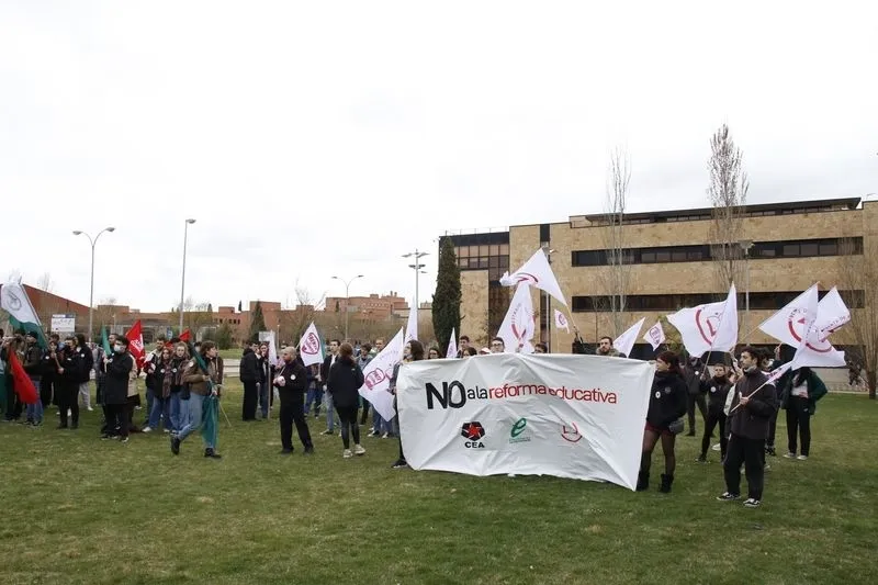 Concentración de estudiantes en el Campus Unamuno, para protestar por las reformas educativas. Fotos de David Sañudo