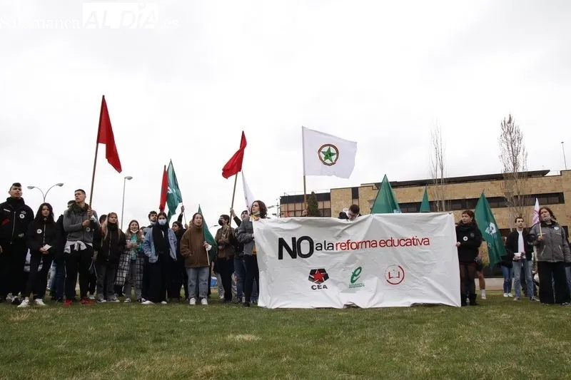 Concentración de estudiantes en el Campus Unamuno, para protestar por las reformas educativas. Fotos de David Sañudo