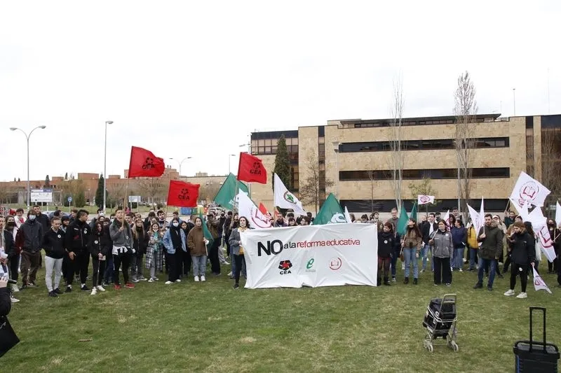 Concentración de estudiantes en el Campus Unamuno, para protestar por las reformas educativas. Fotos de David Sañudo