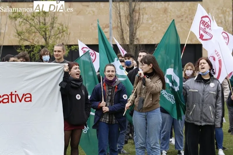 Concentración de estudiantes en el Campus Unamuno, para protestar por las reformas educativas. Fotos de David Sañudo