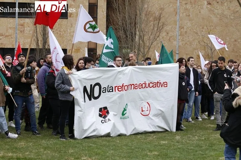 Concentración de estudiantes en el Campus Unamuno, para protestar por las reformas educativas. Fotos de David Sañudo