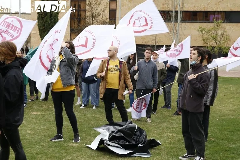 Concentración de estudiantes en el Campus Unamuno, para protestar por las reformas educativas. Fotos de David Sañudo