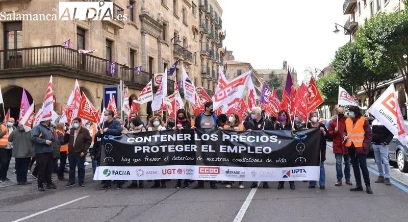 Concentración de UGT y CCOO en la Gran Vía, para pedir medidas que frenen la subida de los precios. Foto de Vanesa Martins