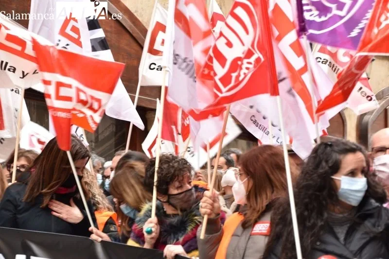 Concentración de UGT y CCOO en la Gran Vía, para pedir medidas que frenen la subida de los precios. Foto de Vanesa Martins