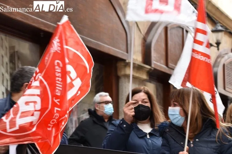 Concentración de UGT y CCOO en la Gran Vía, para pedir medidas que frenen la subida de los precios. Foto de Vanesa Martins