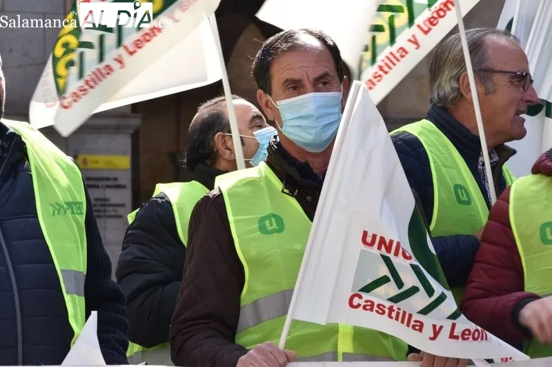 Concentración en la plaza de la Constitución de la Unión de Campesinos de Castilla y León en la provincia de Salamanca (UCCL – Salamanca). Foto de Vanesa Martins