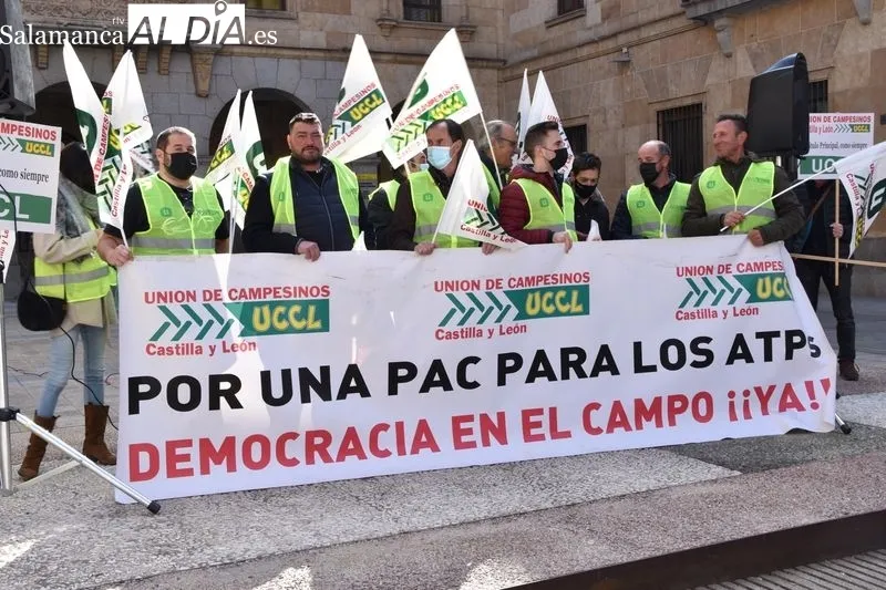 Concentración en la plaza de la Constitución de la Unión de Campesinos de Castilla y León en la provincia de Salamanca (UCCL – Salamanca). Foto de Vanesa Martins