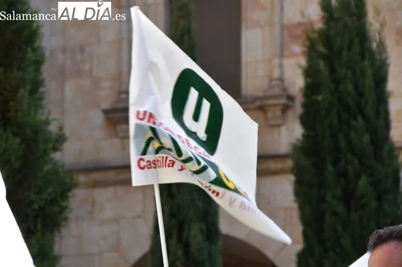 Concentración en la plaza de la Constitución de la Unión de Campesinos de Castilla y León en la provincia de Salamanca (UCCL – Salamanca). Foto de Vanesa Martins