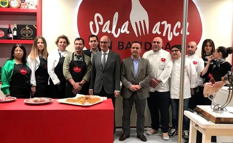 El presidente de la Diputación, Javier Iglesias, junto a productores y restauradores salmantinos en Madrid Fusión